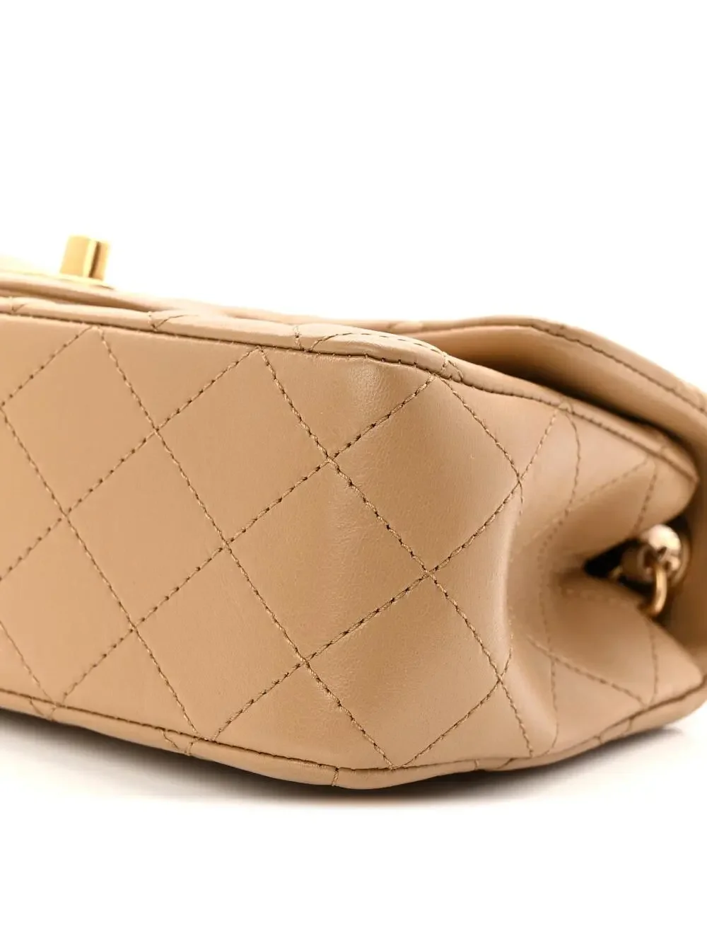 CHANEL indulge timeless